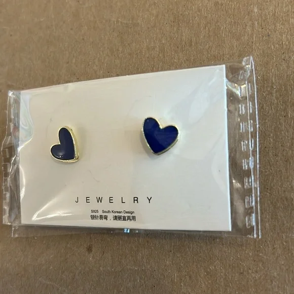 NWT Dainty heart earrings are deep blue with gold tone metal & post style backs - Picture 3 of 6